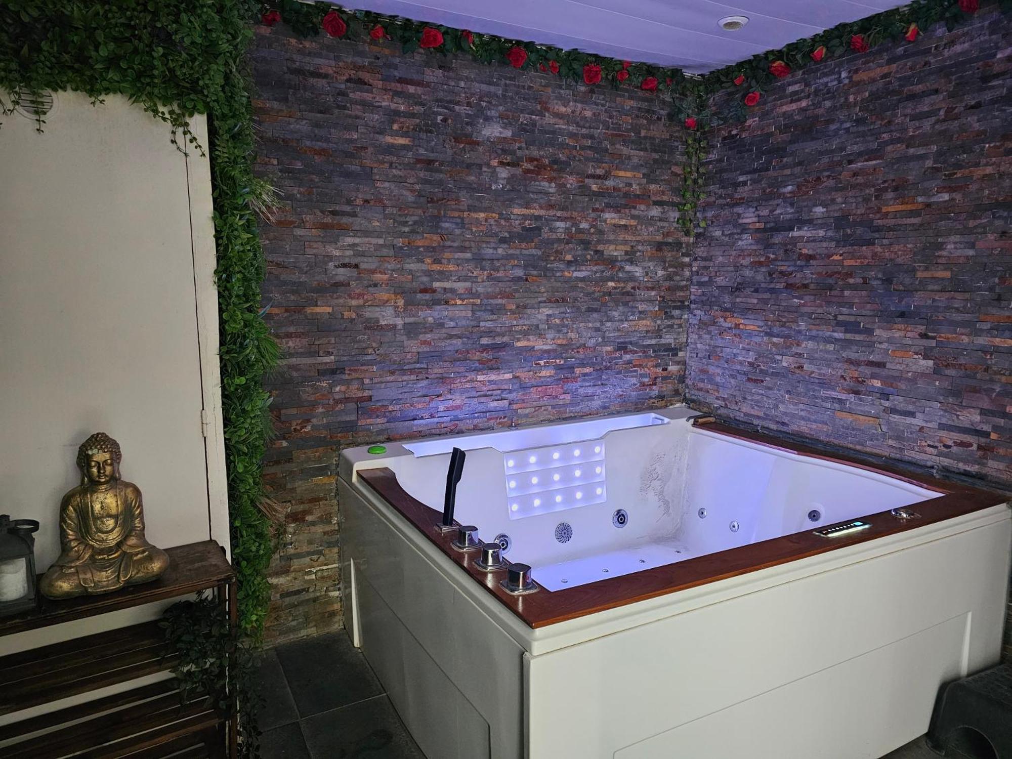 Les bulles médiévales - Appartement dédié au bien être avec Spa et Sauna - Netflix et Wifi - Climatisation Carcassonne Exterior foto